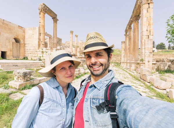 Young Couple Taking Selfie Photo Front Roman Ruin Jerash — Foto de Stock
