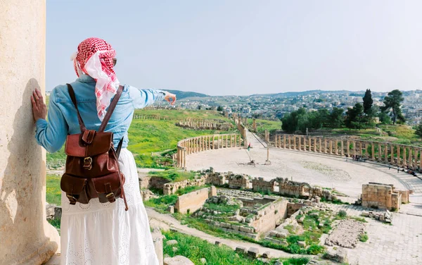 Jerash Jordânia Viagem Turismo Férias Fundo Jovem Com Chapéu Apontando — Fotografia de Stock