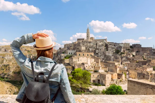 Tourist Girl Hat Looking Stunning View Sassi Matera Italy Warm — Foto de Stock