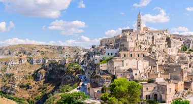 Antik Matera (Sassi di Matera) kasabasının panoramik manzarası gün doğumunda güzel bir altın sabah ışığı, Basilicata, güney İtalya