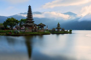 Bali adasındaki Pura Ulun Danu Bratan tapınağı. Güzel bale tapınağı. Bali 'nin simgesi. Bulutlu gökyüzü. Su yansıması. Bratan Gölü, Bedugul, Bali, Endonezya