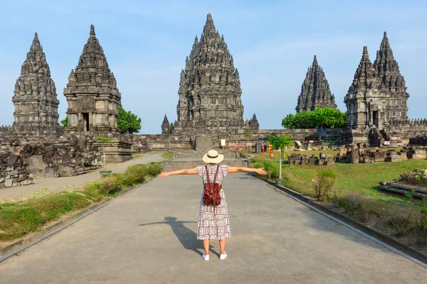 Indonesia Prambanan Young Girl Hat Standing Open Arms Looking Prambanan — Fotografie, imagine de stoc