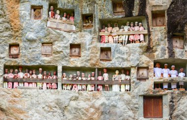 geleneksel tau tau, ölüler içinde bir kaya duvarı Kenneth'in, sulawesi, Endonezya yakınındaki temsil eden ahşap heykeller