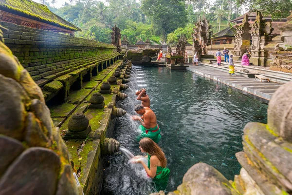 Bali Indonesia 2022 Septiembre Turista Identificado Agua Manantial Sagrada Está — Foto de Stock