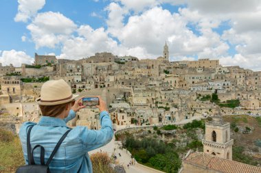 İtalya 'nın Matera şehrinde genç ve zarif bir turist... , 