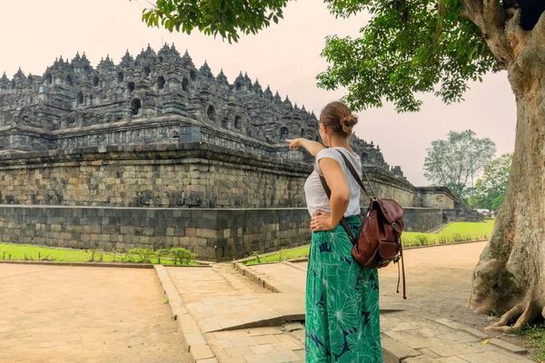 Egy Utazó Aki Ellátogat Borobudur Templomba Yogyakartában Jáván Indonéziában — Stock Fotó