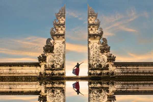 Mujeres Balinesas Con Trajes Tradicionales Pie Puerta Del Templo Lempuyang — Foto de Stock