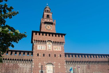Milan İtalya 'daki ünlü Sforzesco Kalesi. İtalyan turizm beldesi