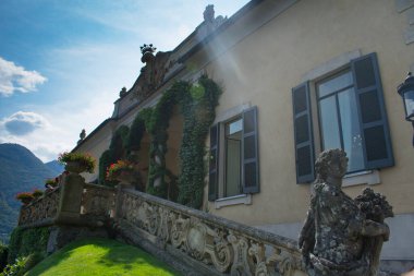 Como Gölü 'nden ünlü Villa del Balbinello manzarası. James Bond Filmcilik ve Sinema 'da yer aldı. Büyüleyici manikürlü bahçeler. Lombardiya Bölgesi, Avrupa, Alpler