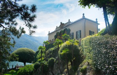 Como Gölü 'nden ünlü Villa del Balbinello manzarası. James Bond Filmcilik ve Sinema 'da yer aldı. Büyüleyici manikürlü bahçeler. Lombardiya Bölgesi, Avrupa, Alpler