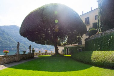 Como Gölü 'nden ünlü Villa del Balbinello manzarası. James Bond Filmcilik ve Sinema 'da yer aldı. Büyüleyici manikürlü bahçeler. Lombardiya Bölgesi, Avrupa, Alpler