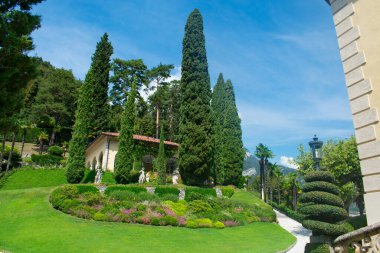 Como Gölü 'nden ünlü Villa del Balbinello manzarası. James Bond Filmcilik ve Sinema 'da yer aldı. Büyüleyici manikürlü bahçeler. Lombardiya Bölgesi, Avrupa, Alpler