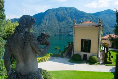 Como Gölü 'nden ünlü Villa del Balbinello manzarası. James Bond Filmcilik ve Sinema 'da yer aldı. Büyüleyici manikürlü bahçeler. Lombardiya Bölgesi, Avrupa, Alpler