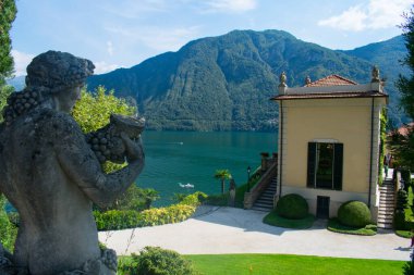 Como Gölü 'nden ünlü Villa del Balbinello manzarası. James Bond Filmcilik ve Sinema 'da yer aldı. Büyüleyici manikürlü bahçeler. Lombardiya Bölgesi, Avrupa, Alpler