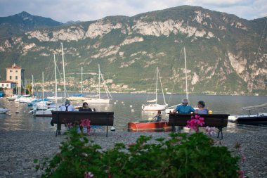 İtalya 'da Como Gölü' nde tekneler saklandı. Su sporlarının tadını çıkarmak için en iyi seyahat ve turistik yer. Lombardiya Bölgesi, Avrupa, Alpler