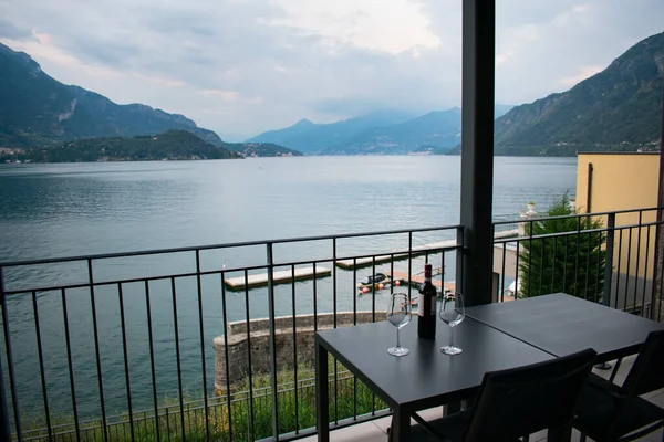Nádherný Výhled Jezero Como Itálie Balkónu Jezera Lahví Vína Sklenicemi — Stock fotografie