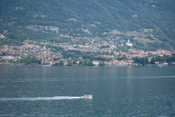 Arieal Vista Sciatore Acqua Una Distanza Sul Lago Como Italia — Foto Stock
