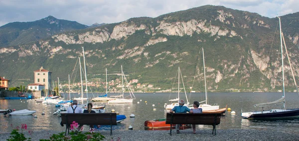 İtalya 'da Como Gölü' nde tekneler saklandı. Su sporlarının tadını çıkarmak için en iyi seyahat ve turistik yer. Lombardiya Bölgesi, Avrupa, Alpler