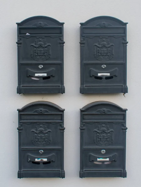 Umělecké Metal Mailboxes Zeď Namontována Uspořádány Dokonalé Náměstí Itálii — Stock fotografie