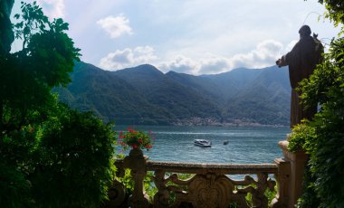 Como Gölü 'nden ünlü Villa del Balbinello manzarası. James Bond Filmcilik ve Sinema 'da yer aldı. Büyüleyici manikürlü bahçeler. Lombardiya Bölgesi, Avrupa, Alpler