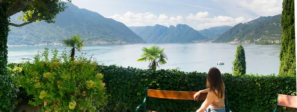 コモ湖イタリアの有名なヴィラ バルビネッロからの眺め ジェームズ ボンド映画 映画に出演 見事な手入れの行き届いた庭園 ロンバルディア地方 ヨーロッパ アルプス — ストック写真
