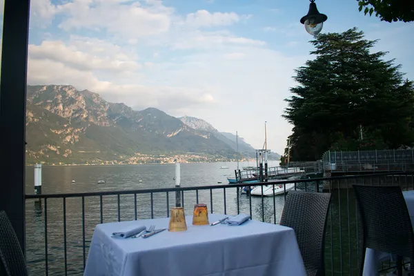 Jídelní Stůl Místní Restauraci Výhledem Jezero Como Itálie — Stock fotografie