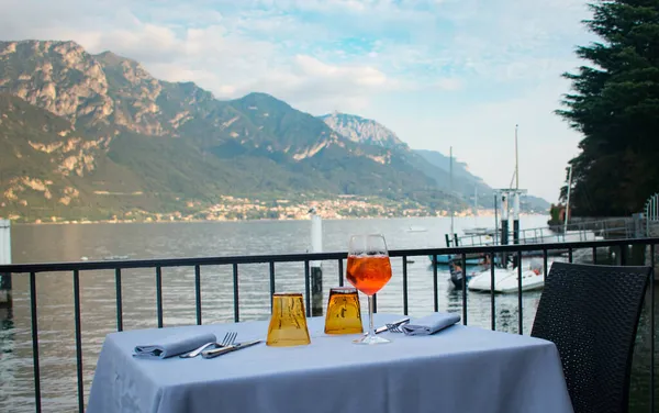 Dva Koktejly Aperol Spritz Večeře Lake Como Itálie — Stock fotografie