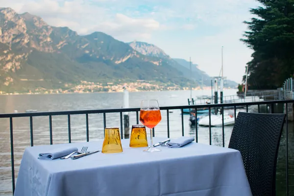 Två Aperol Spritz Cocktails Middag Restaurang Sjön Como Italien Stockbild