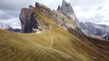 Kuzey Alplerdeki İtalyan Dolomitlerin İHA üstgeçidi - Gardena Geçidi. İkonik Çapraz Dağ Tepeleri