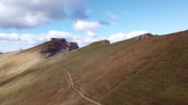 Kuzey Alplerdeki İtalyan Dolomitlerin İHA üstgeçidi - Gardena Geçidi. İkonik Çapraz Dağ Tepeleri