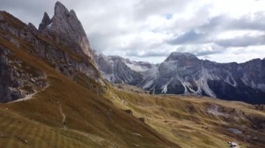 Kuzey Alplerdeki İtalyan Dolomitlerin İHA üstgeçidi - Gardena Geçidi. İkonik Çapraz Dağ Tepeleri