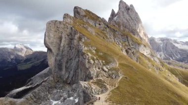 Kuzey Alplerdeki İtalyan Dolomitlerin İHA üstgeçidi - Gardena Geçidi. İkonik Çapraz Dağ Tepeleri