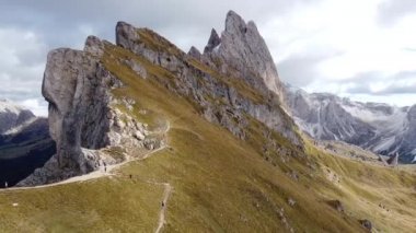 Kuzey Alplerdeki İtalyan Dolomitlerin İHA üstgeçidi - Gardena Geçidi. İkonik Çapraz Dağ Tepeleri