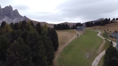 Kuzey Alplerdeki İtalyan Dolomitlerin İHA üstgeçidi - Gardena Geçidi. İkonik Çapraz Dağ Tepeleri