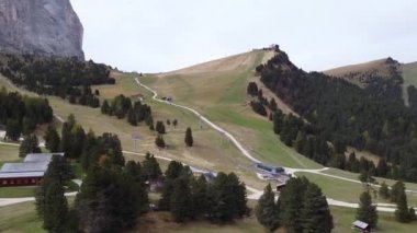 Kuzey Alplerdeki İtalyan Dolomitlerin İHA üstgeçidi - Gardena Geçidi. İkonik Çapraz Dağ Tepeleri