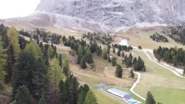 Kuzey Alplerdeki İtalyan Dolomitlerin İHA üstgeçidi - Gardena Geçidi. İkonik Çapraz Dağ Tepeleri