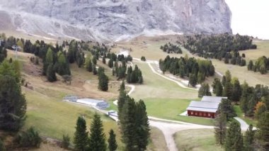 Kuzey Alplerdeki İtalyan Dolomitlerin İHA üstgeçidi - Gardena Geçidi. İkonik Çapraz Dağ Tepeleri