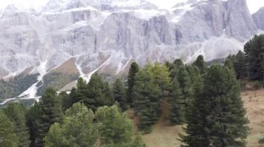 Kuzey Alplerdeki İtalyan Dolomitlerin İHA üstgeçidi - Gardena Geçidi. İkonik Çapraz Dağ Tepeleri
