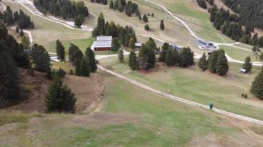 Kuzey Alplerdeki İtalyan Dolomitlerin İHA üstgeçidi - Gardena Geçidi. İkonik Çapraz Dağ Tepeleri
