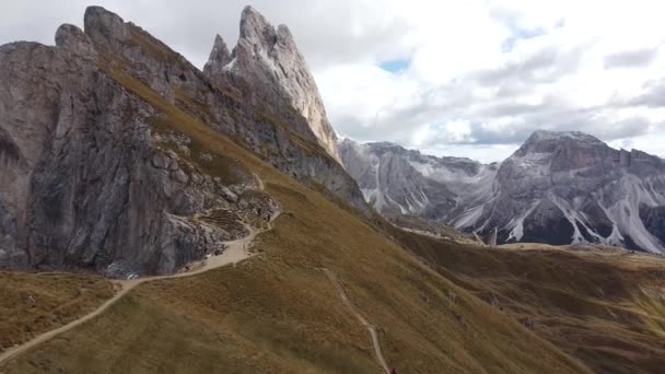 北アルプスのイタリアドロマイトのドローンフライオーバー Gardena Pass 象徴的な山の峰 — ストック動画