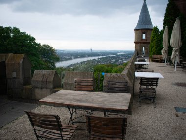 Almanya 'nın Bonn kentindeki Drachenburg Kalesi' nin arka planında şehir merkezi ve nakliye kanalı var.