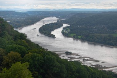 Bonn Almanya 'daki Ren nakliye kanalının ve çevresindeki banliyölerin havadan görüntüsü