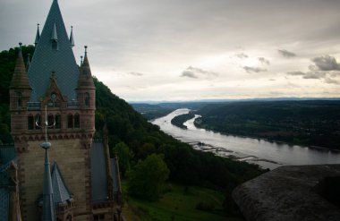 Almanya 'nın Bonn kentindeki Drachenburg Kalesi' nin arka planında şehir merkezi ve nakliye kanalı var.