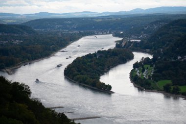 Bonn Almanya 'daki Ren nakliye kanalının ve çevresindeki banliyölerin havadan görüntüsü