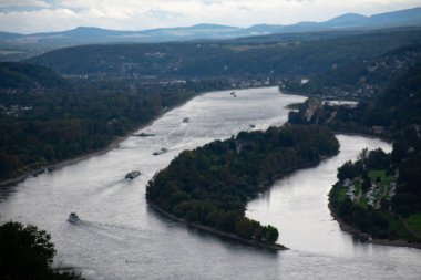 Bonn Almanya 'daki Ren nakliye kanalının ve çevresindeki banliyölerin havadan görüntüsü