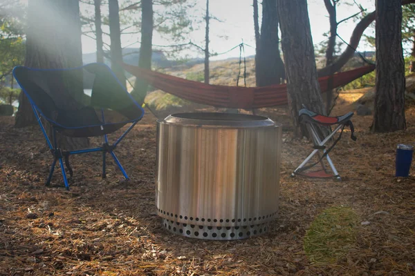 挪威斯塔万格的森林营地 有火坑 营地主席和吊床 露营主题 — 图库照片