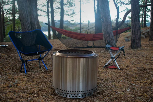StavangerノルウェーのFire Pit Camp Chairs Hammockの森林キャンプ場 キャンプのテーマ — ストック写真