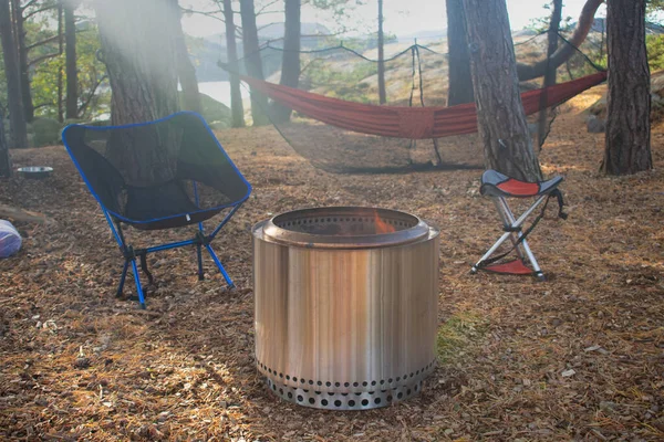 StavangerノルウェーのFire Pit Camp Chairs Hammockの森林キャンプ場 キャンプのテーマ — ストック写真