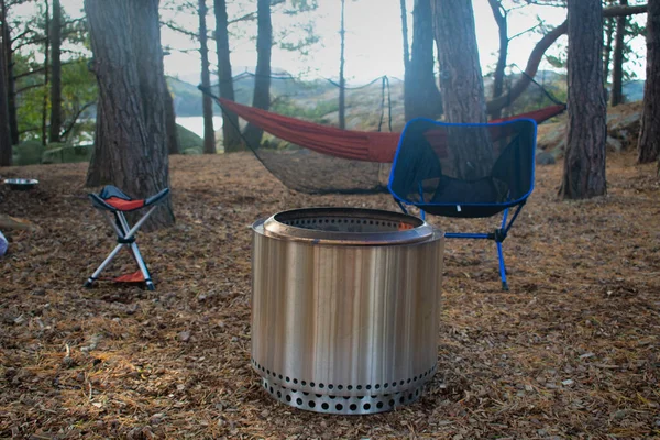 StavangerノルウェーのFire Pit Camp Chairs Hammockの森林キャンプ場 キャンプのテーマ — ストック写真