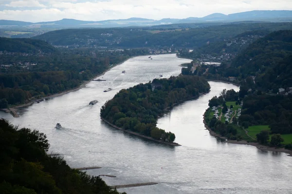 Bonn Almanya 'daki Ren nakliye kanalının ve çevresindeki banliyölerin havadan görüntüsü
